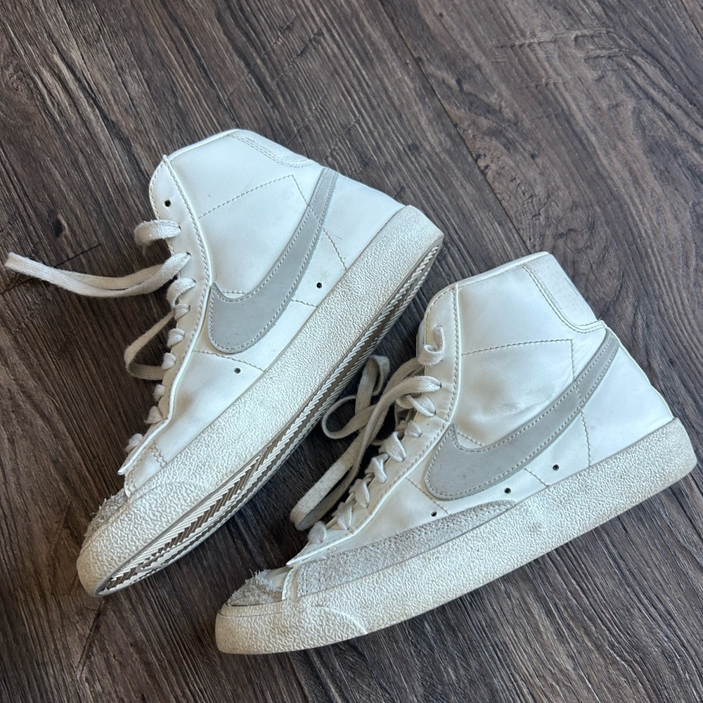 NIKE MID 77 White and Gray High-Top Sneakers 7:5